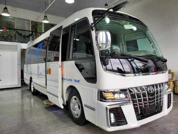 丰田考斯特12座商务车给用户提供一个舒适的商务出行环境